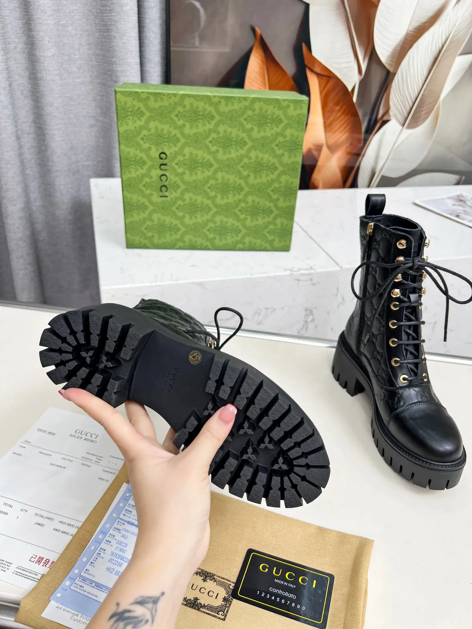 👟👟Ex-factory price 600👟👟 2025Gucci Gucci lace-up ankle boots. These lace-up ankle boots are made of Peugeot GG lace-up ankle boots. These lace-up ankle boots are carefully made of iconic GG cow leather, highlighting the brand's timeless and elegant aesthetic style. Featuring a bold silhouette, these ankle boots feature a rubber lug sole that provides secure support while giving the entire silhouette a modern, sophisticated feel. Lining: cowhide Heel height: 6 cm Size: 35-42#